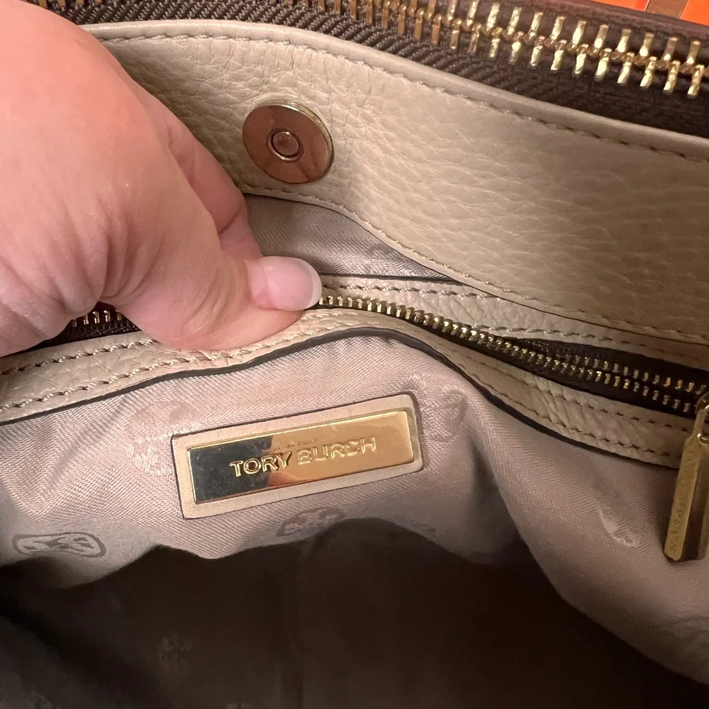 Tory Burch Robinson pebbled leather tote bag cream color with logo charm tag - Picture 13 of 17